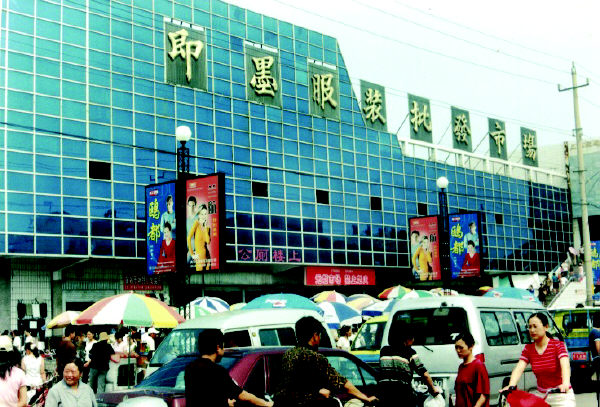 即墨服装批发市场火爆惠及市场周边人群，看车人月收入三千多